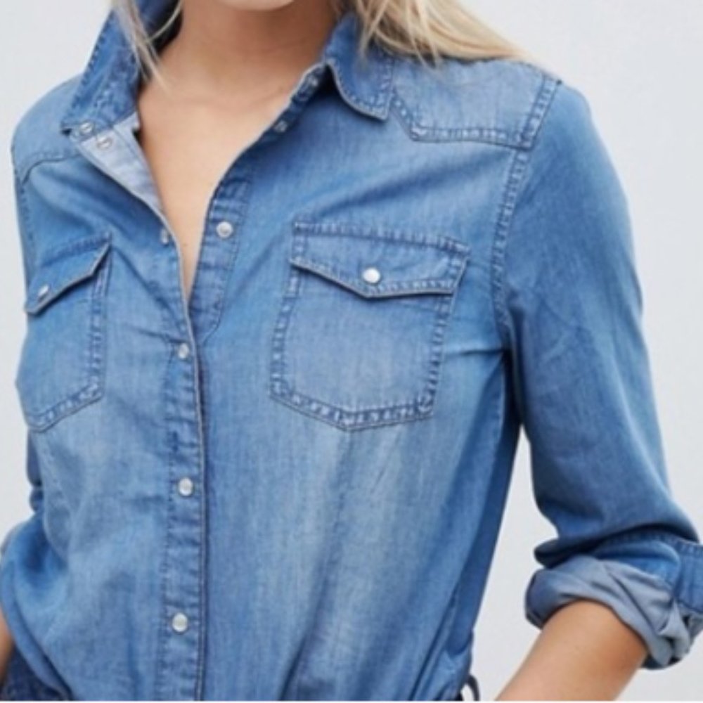 American Eagle Size 4 Button Up Denim Top